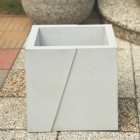 Donica z serii WISA S deco - wersja kwadratowa. Donica wykonana w technologii betonu architektonicznego. 