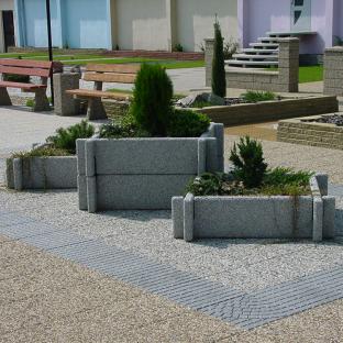 Kwietniki ramowe wykonane w technologii betonu płukanego, dostępne w ofercie producenta małej architektury betonowej.